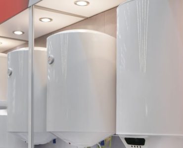 Différents modèles de chaudière électrique présentés en magasin