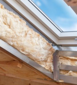 Zoom sur l'isolation en laine de roche d'un grenier avec fenêtre de toit