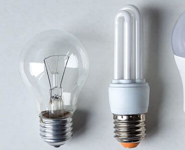 Trois différents types d'ampoules posés côte à côte