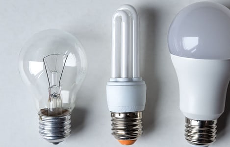 Trois différents types d'ampoules posés côte à côte