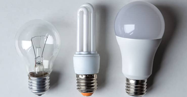 Trois différents types d'ampoules posés côte à côte
