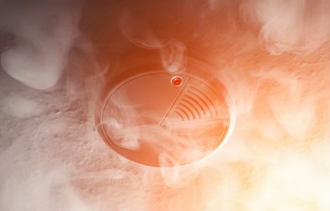 Détecteur de fumée dans une pièce remplie de fumée