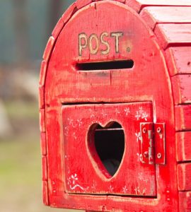 Zoom sur une boîte aux lettres rouge en bois