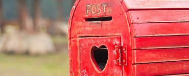 Zoom sur une boîte aux lettres rouge en bois