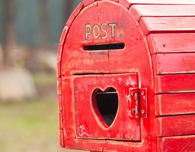 Zoom sur une boîte aux lettres rouge en bois