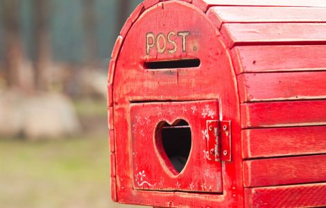 Zoom sur une boîte aux lettres rouge en bois