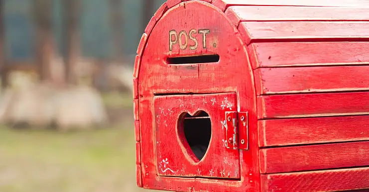 Zoom sur une boîte aux lettres rouge en bois