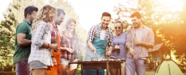 Un group d'amis en train de faire un barbecue dans le jardin