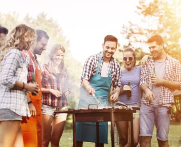 Un group d'amis en train de faire un barbecue dans le jardin