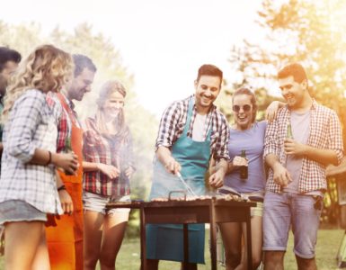 Un group d'amis en train de faire un barbecue dans le jardin