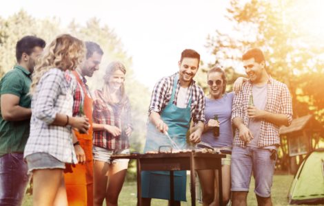 Un group d'amis en train de faire un barbecue dans le jardin