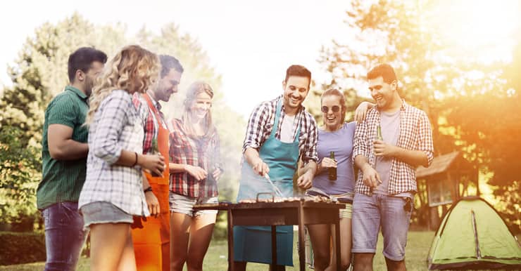 Un group d'amis en train de faire un barbecue dans le jardin