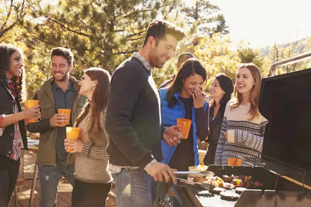 Généralement, le barbecue attire autour de lui curieux et gourmands. Ne lui choisissez pas un endroit étriqué, il perdrait automatiquement son fameux côté chaleureux !