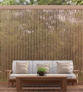 Un salon de jardin en bois avec une brise-vue en fond