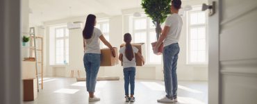Un jeune couple avec une fille emménage dans un appartement avec leurs cartons