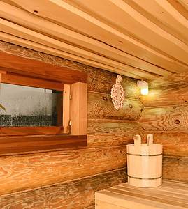 Un sauna en bois avec une fenêtre