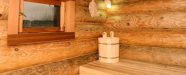 Un sauna en bois avec une fenêtre