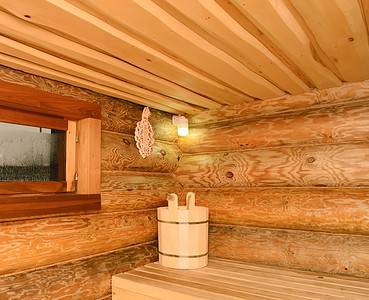 Un sauna en bois avec une fenêtre