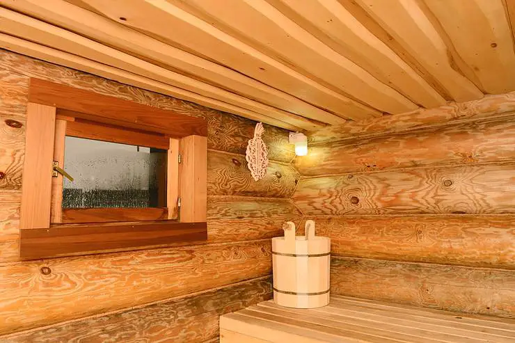 Un sauna en bois avec une fenêtre