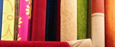 Différents tapis colorés au choix dans un magasin