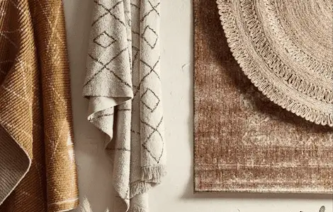 Différents tapis de sol et de mur dans les tons de marron