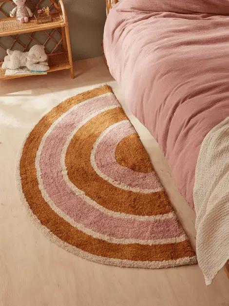 Un joli tapis arc-en-ciel pour réchauffer l'ambiance de la chambre