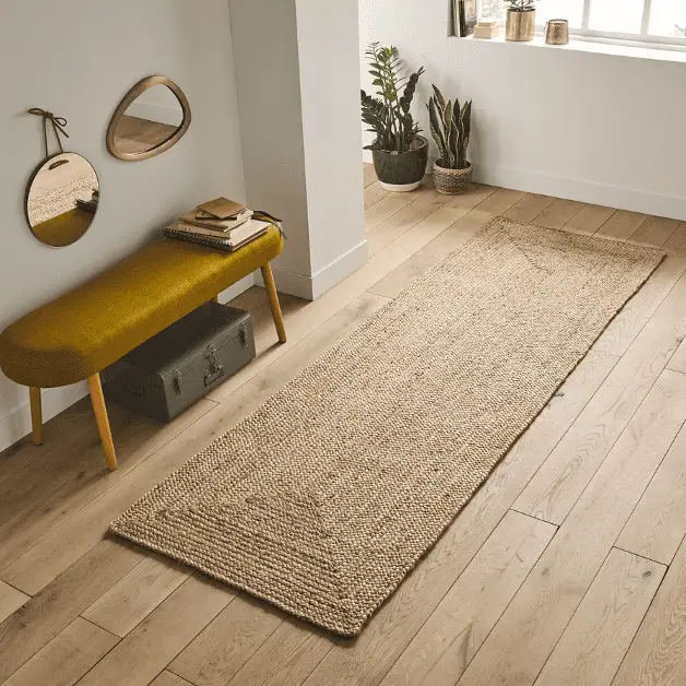 Un tapis de couloir en jute