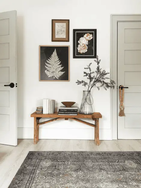 Un tapis délavé dans ce couloir épuré