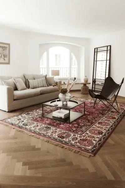 Un tapis persan coloré pour ce salon à la décoration neutre