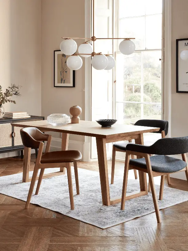 Un petit tapis sous une petite table à manger