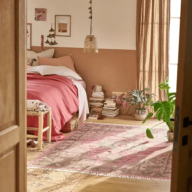 Un tapis vintage aux nuances de rose pour apporter une touche de douceur dans la chambre conjugale