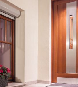 Vue sur l’entrée d’une maison moderne avec une porte en bois