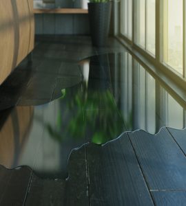 Flaque d'eau sur le parquet en bois noir