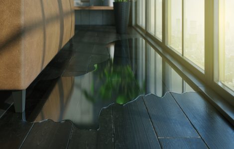 Flaque d'eau sur le parquet en bois noir