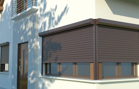 Les volets roulants d'une fenêtre vitrée sur une maison blanche