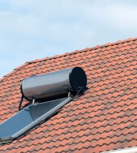 Une chauffe-eau solaire installée sur un toit en tuile