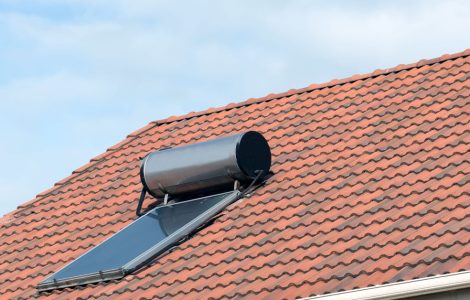 Une chauffe-eau solaire installée sur un toit en tuile