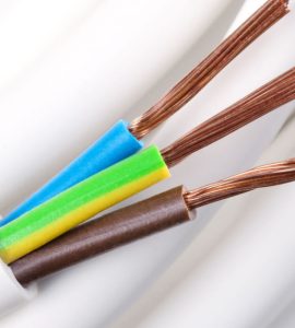 Zoom sur les détails d'un câble d'alimentation électrique et les couleurs du fil
