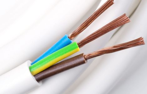 Zoom sur les détails d'un câble d'alimentation électrique et les couleurs du fil