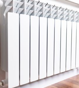 Radiateur de chauffage blanc sous la fenêtre