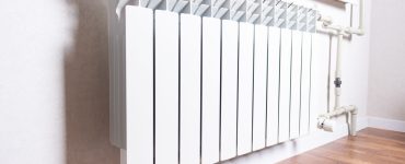 Radiateur de chauffage blanc sous la fenêtre