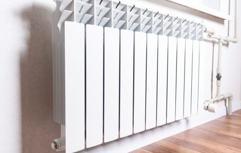 Radiateur de chauffage blanc sous la fenêtre