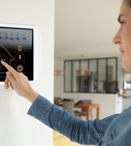 Une femme utilisant le système de contrôle d'une maison intelligente