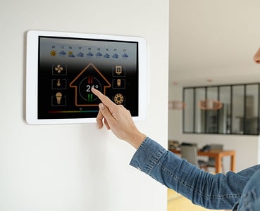 Une femme utilisant le système de contrôle d'une maison intelligente