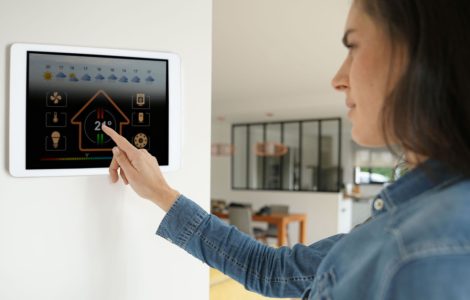 Une femme utilisant le système de contrôle d'une maison intelligente