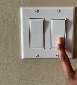 Zoom sur la main d'une personne appuyant sur un interrupteur