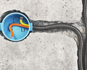 Installation de prise de courant électrique non finie avec fils électriques dans le mur