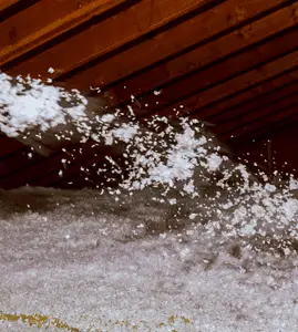 Pulvérisation de laine de roche minérale pour l'isolation des combles