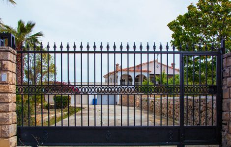 Un portail noir ajouré motorisé