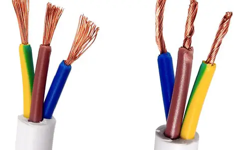 Zoom sur les détails d’un câble électrique dénudé